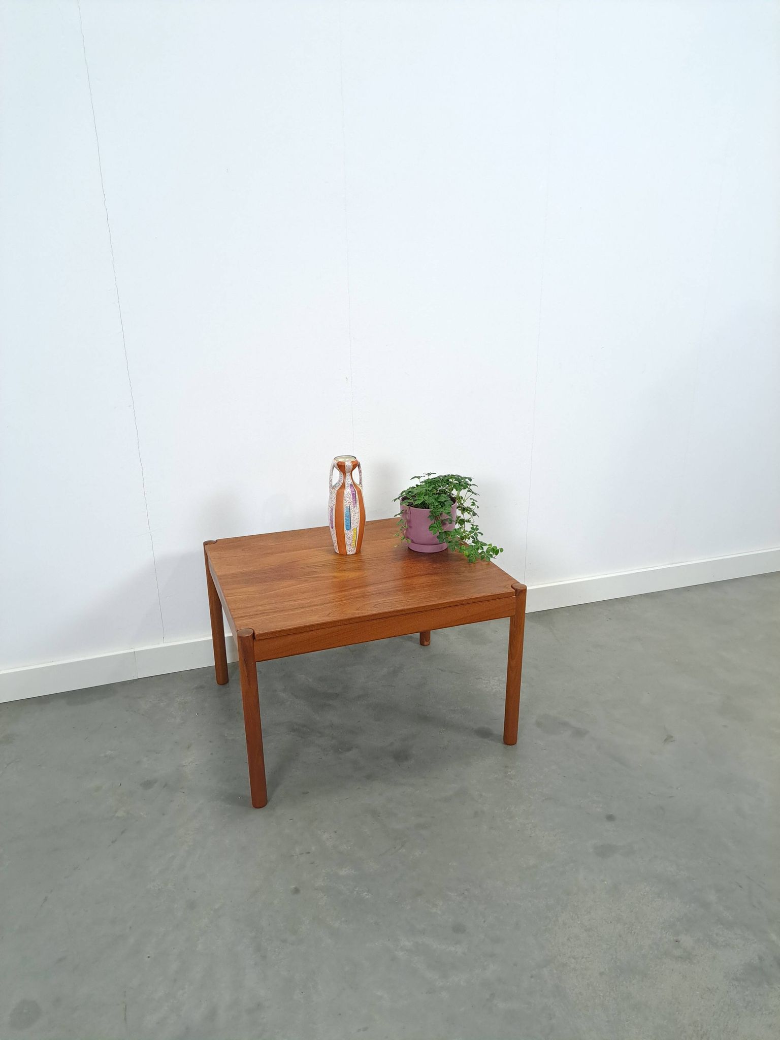Vierkante Deense teak salontafel Magnus Olesen met ronde poten, nr.2
