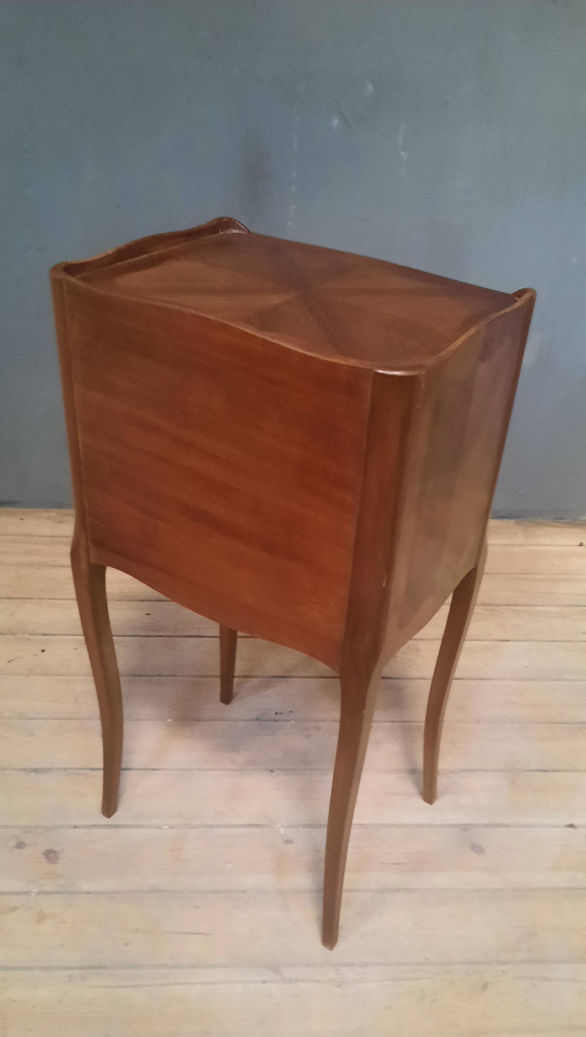 Louis XV style chest of drawers in veneered wood