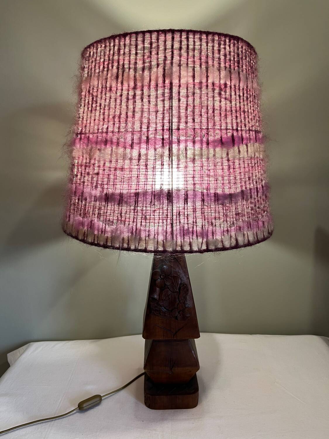Lampe de table en bois sculpté, abat-jour en laine