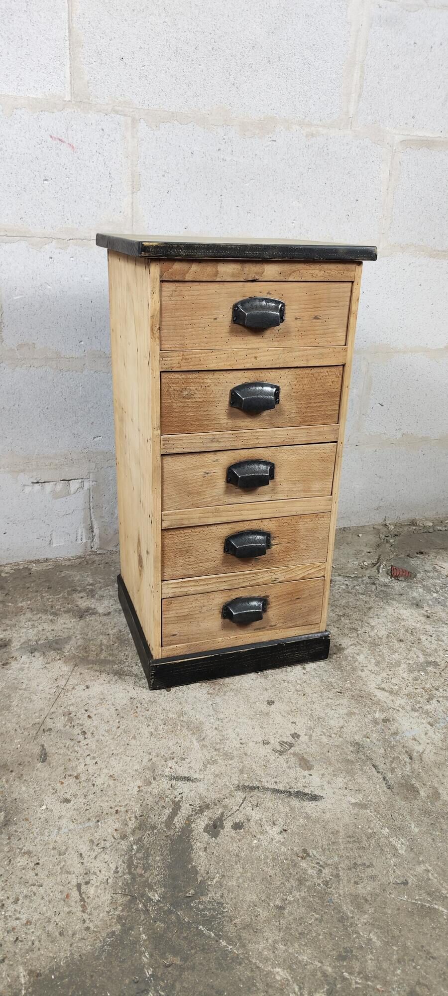 Workshop furniture in raw wood