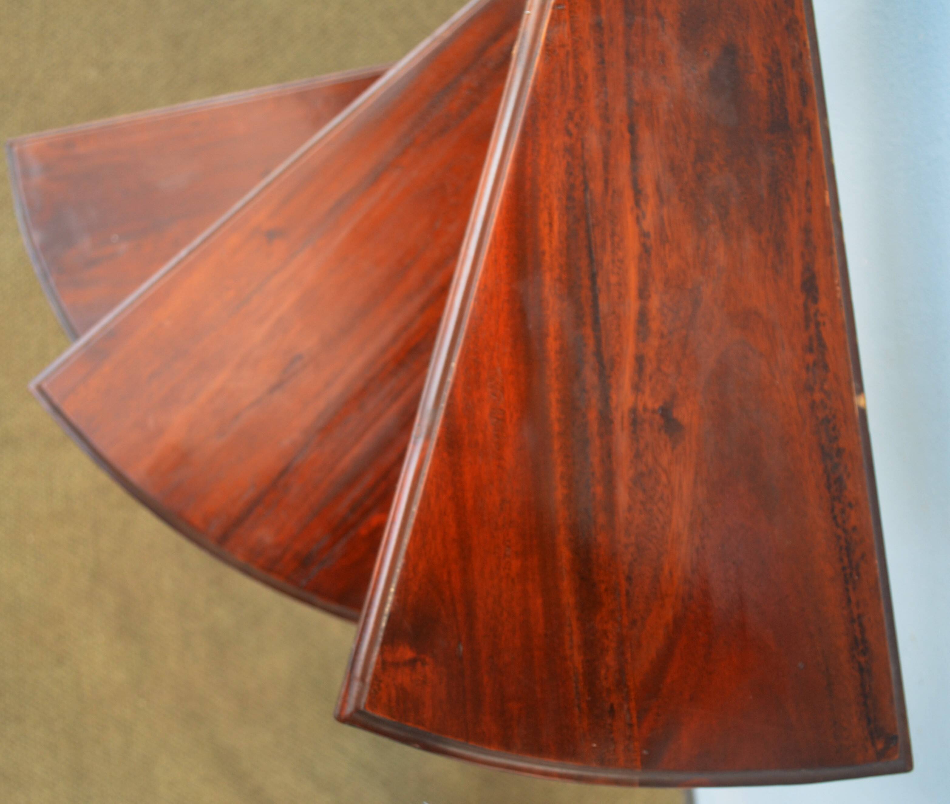 Spiral staircase for library made of mahogany wood