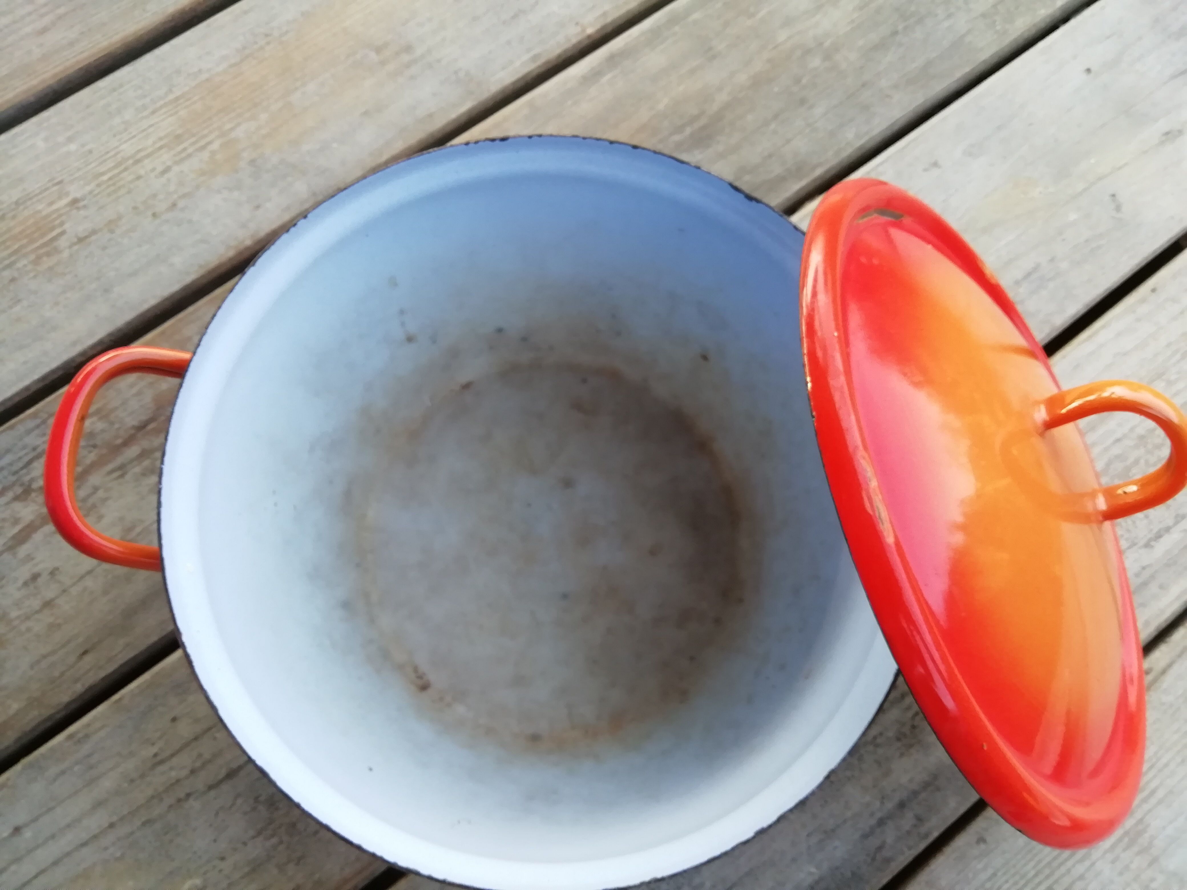 Enamelled sheet metal cocotte
