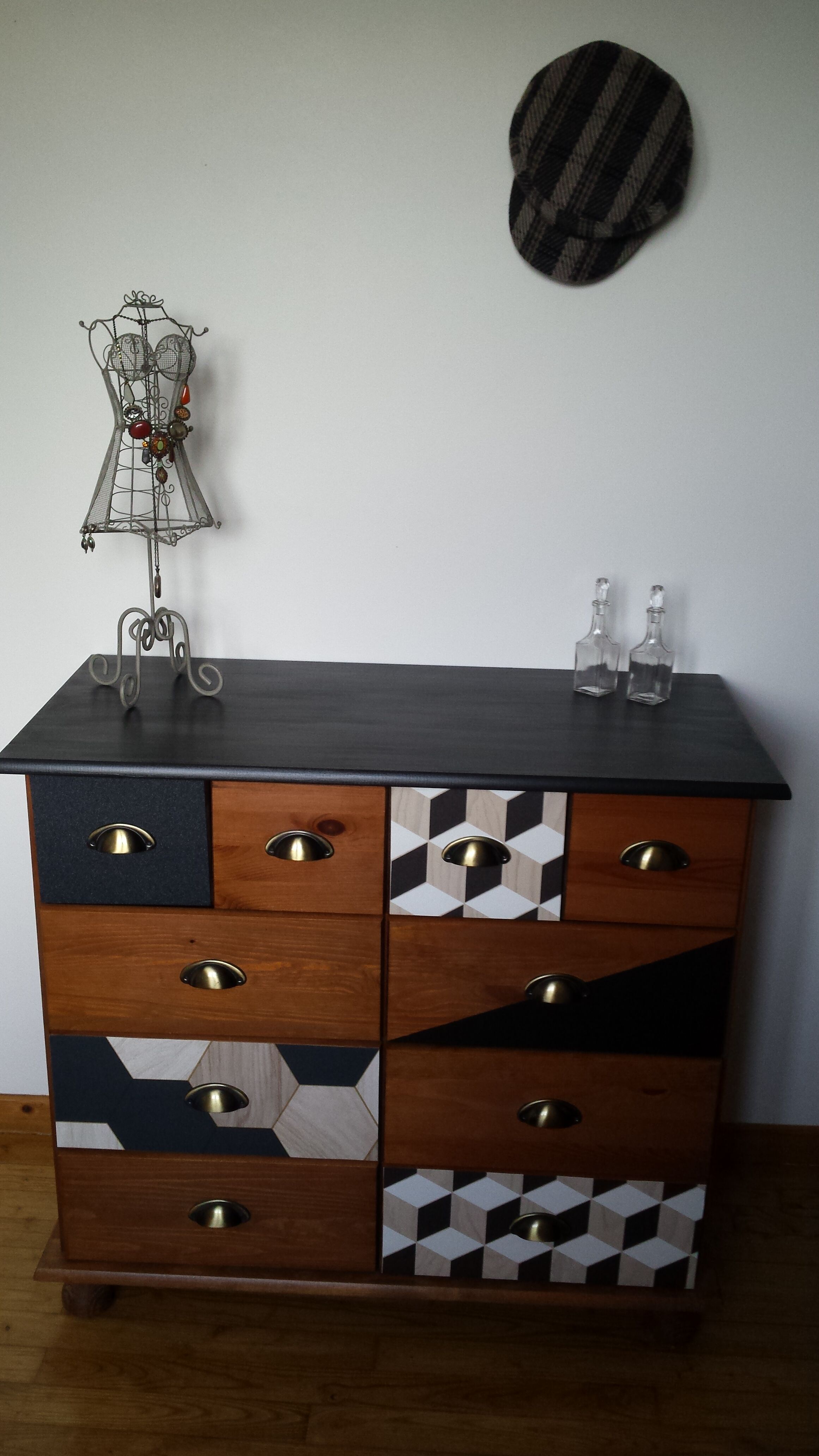Commode vintage années 70, pieds fuseaux
