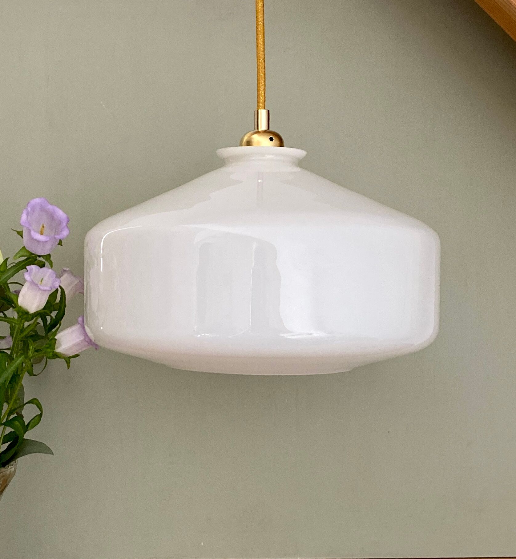 Vintage shade pendant lamp in white opaline