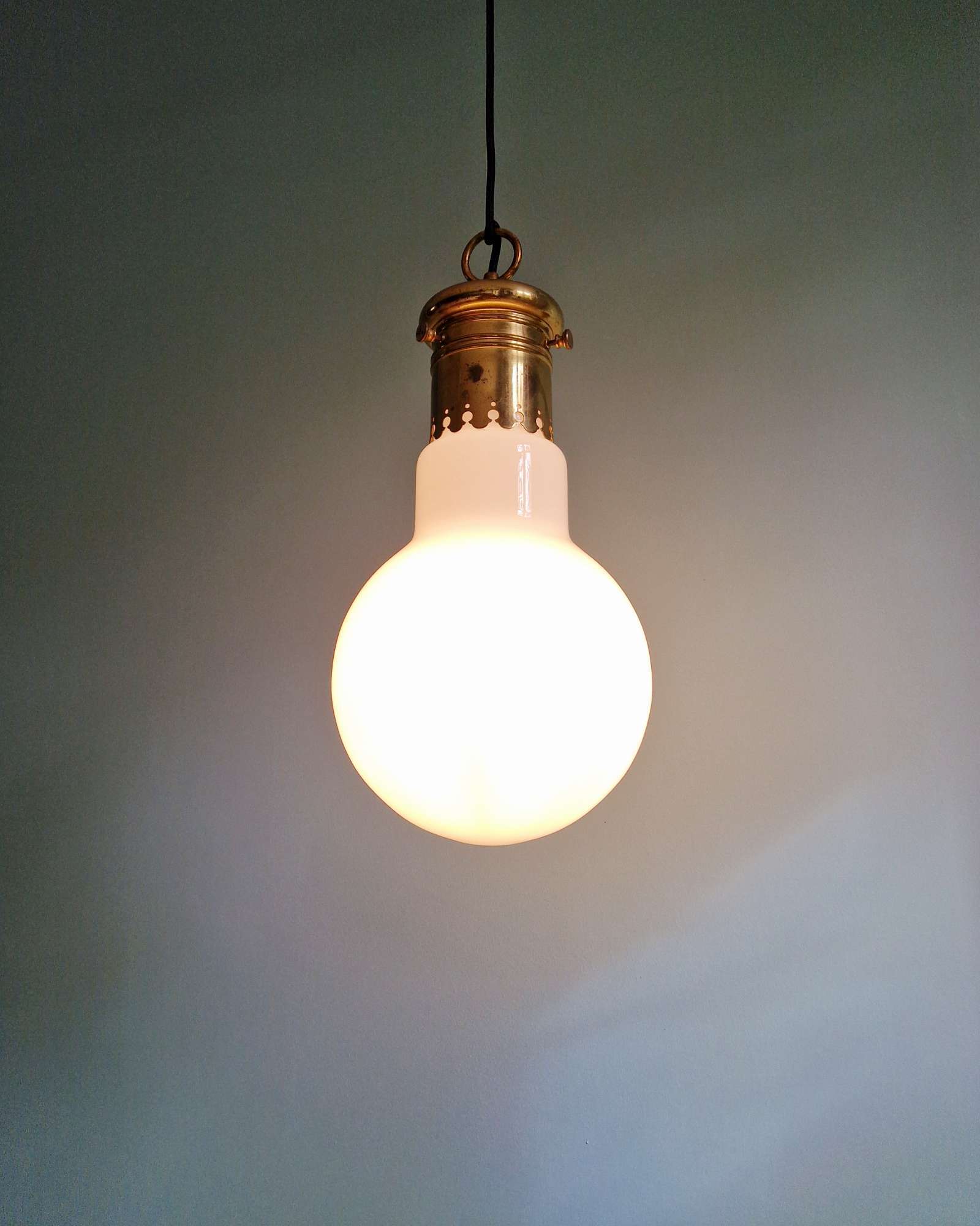 Large bulbous pendant light in white opaline and brass, 1960s.