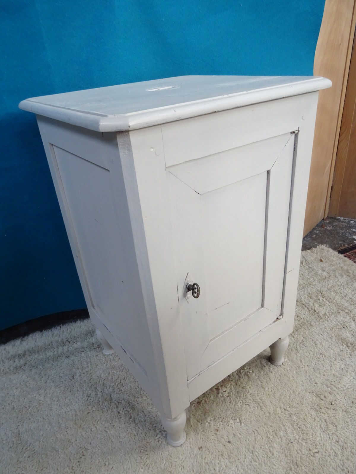 Buffet 19th to one door