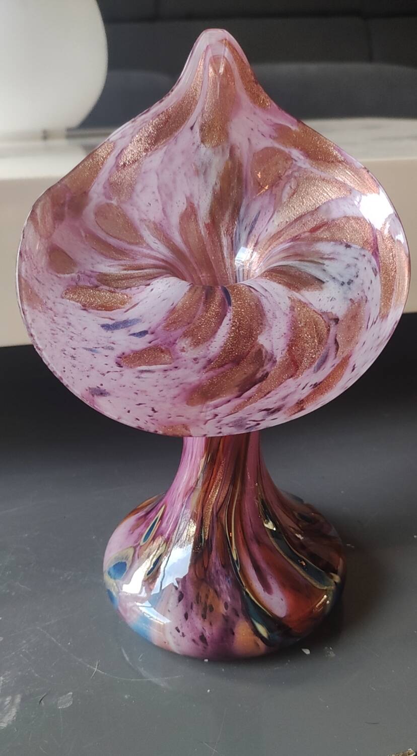 Volubilis vase in Murano glass. Pink speckled background. Height 21 cm.