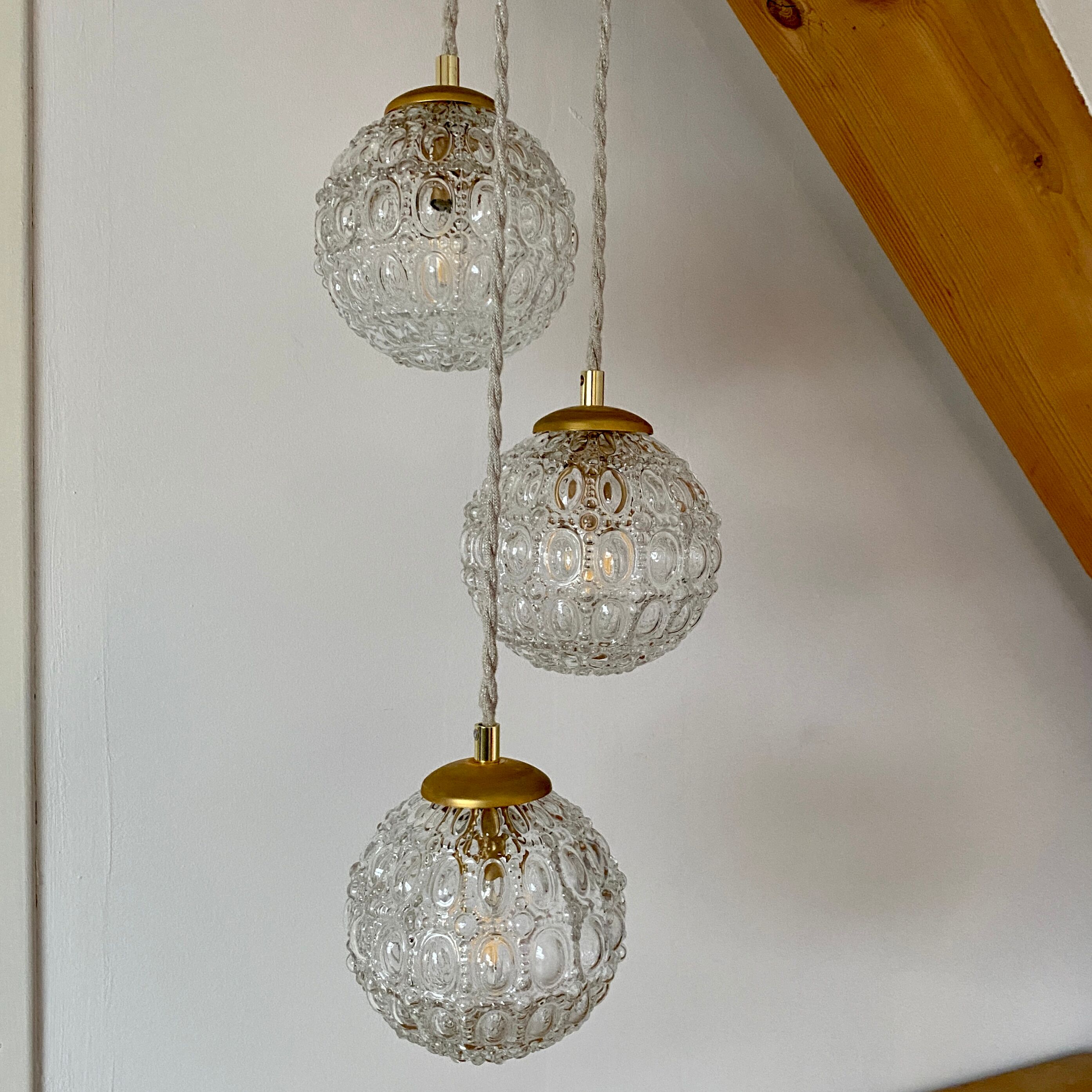 Suspension cascade three lights vintage globes in molded glass