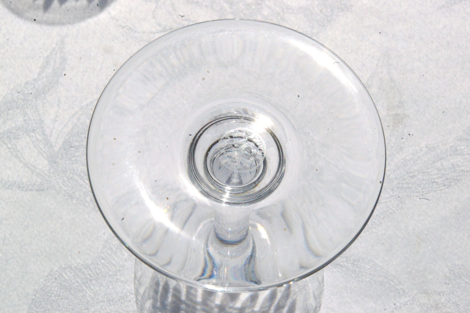 BACCARAT NANCY - 12 Glasses of white wine in cut crystal - Signed - H 12,5cm