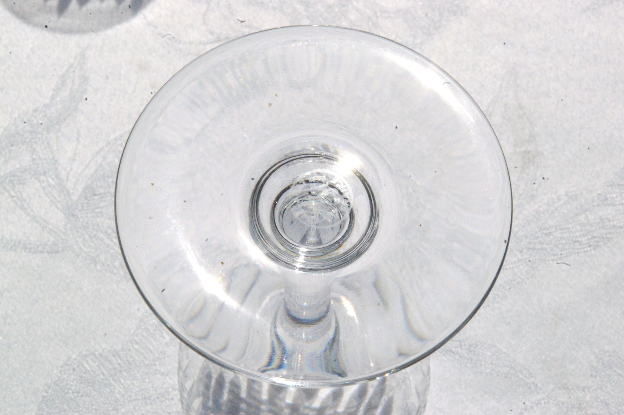 BACCARAT NANCY - 12 Glasses of white wine in cut crystal - Signed - H 12,5cm