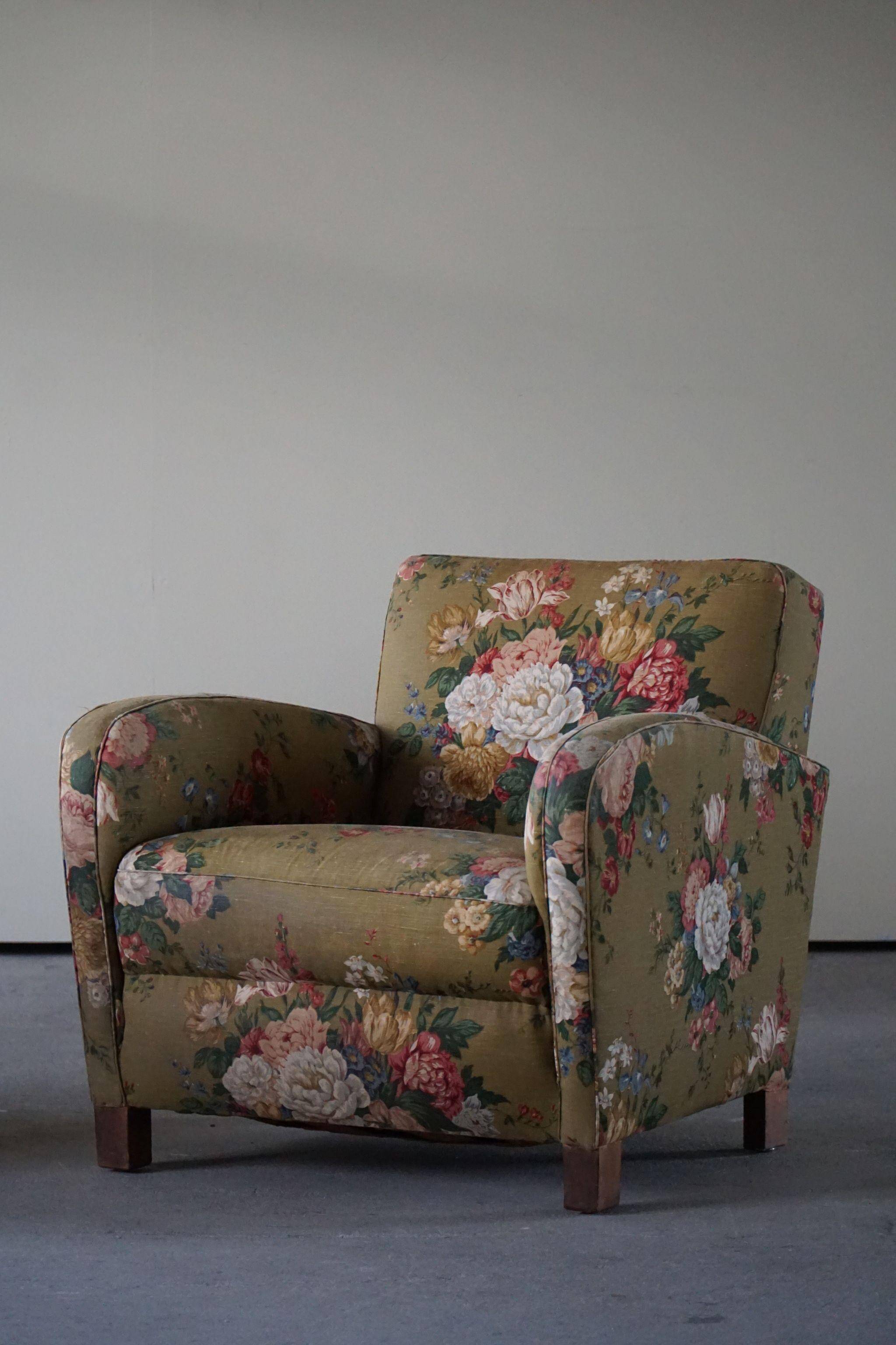 Modern Danish pair of curved lounge chairs, original fabric, Fritz Hansen, 1940.