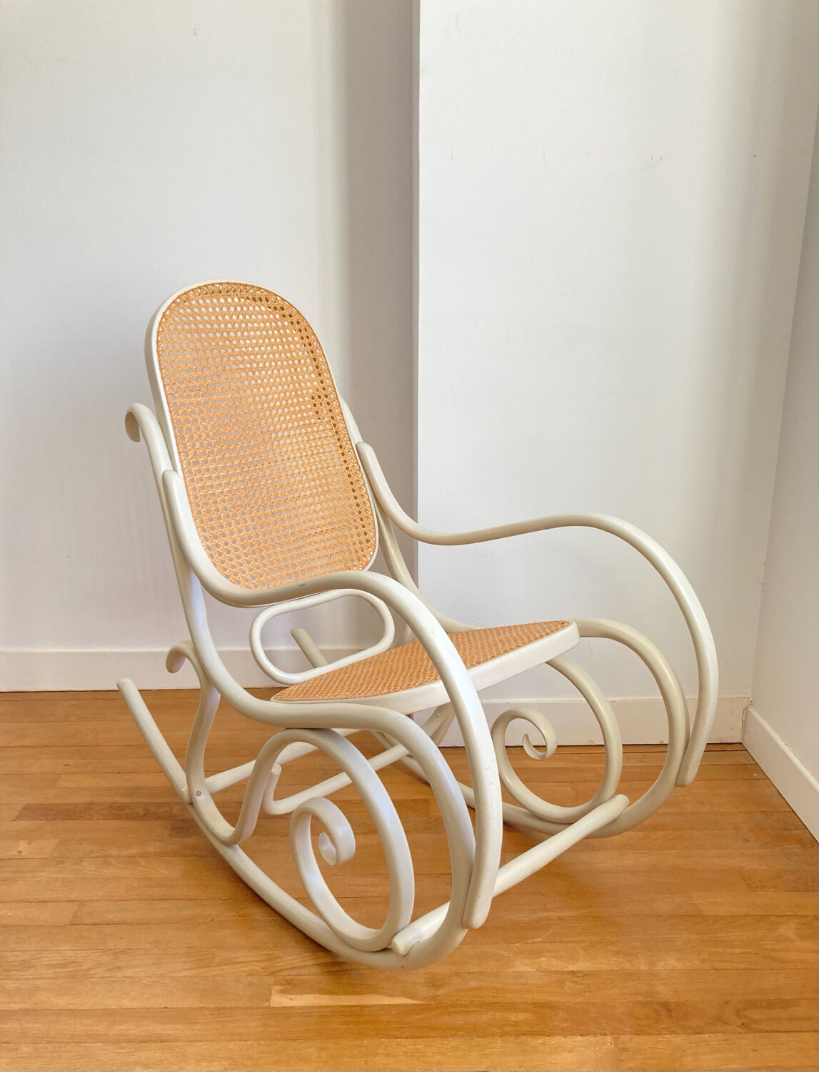 Rocking Chair THONET époque fin XIXe en bois courbé cérusé grège