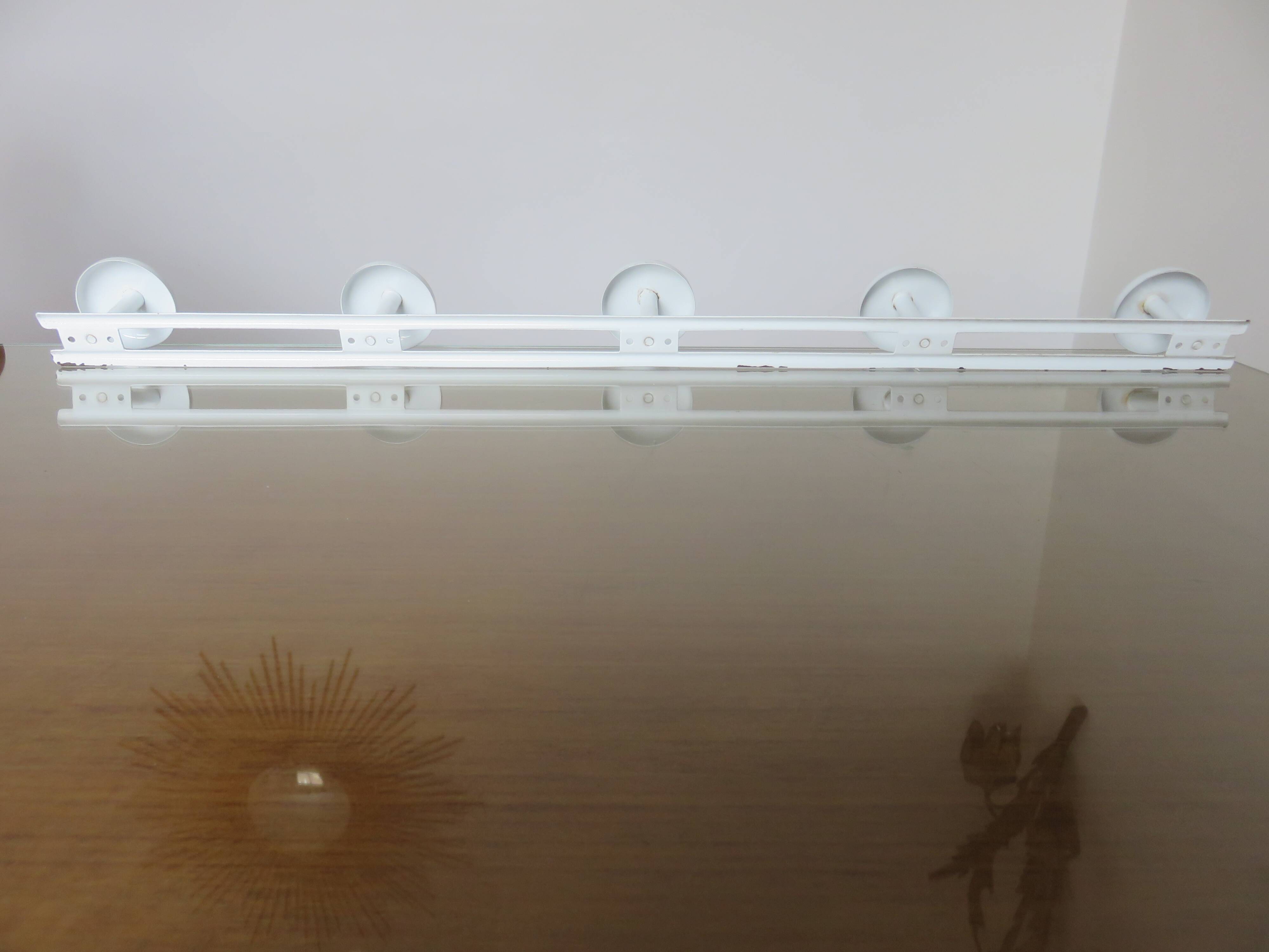 Porte manteau mural XXL en métal laqué blanc 5 patères années 70