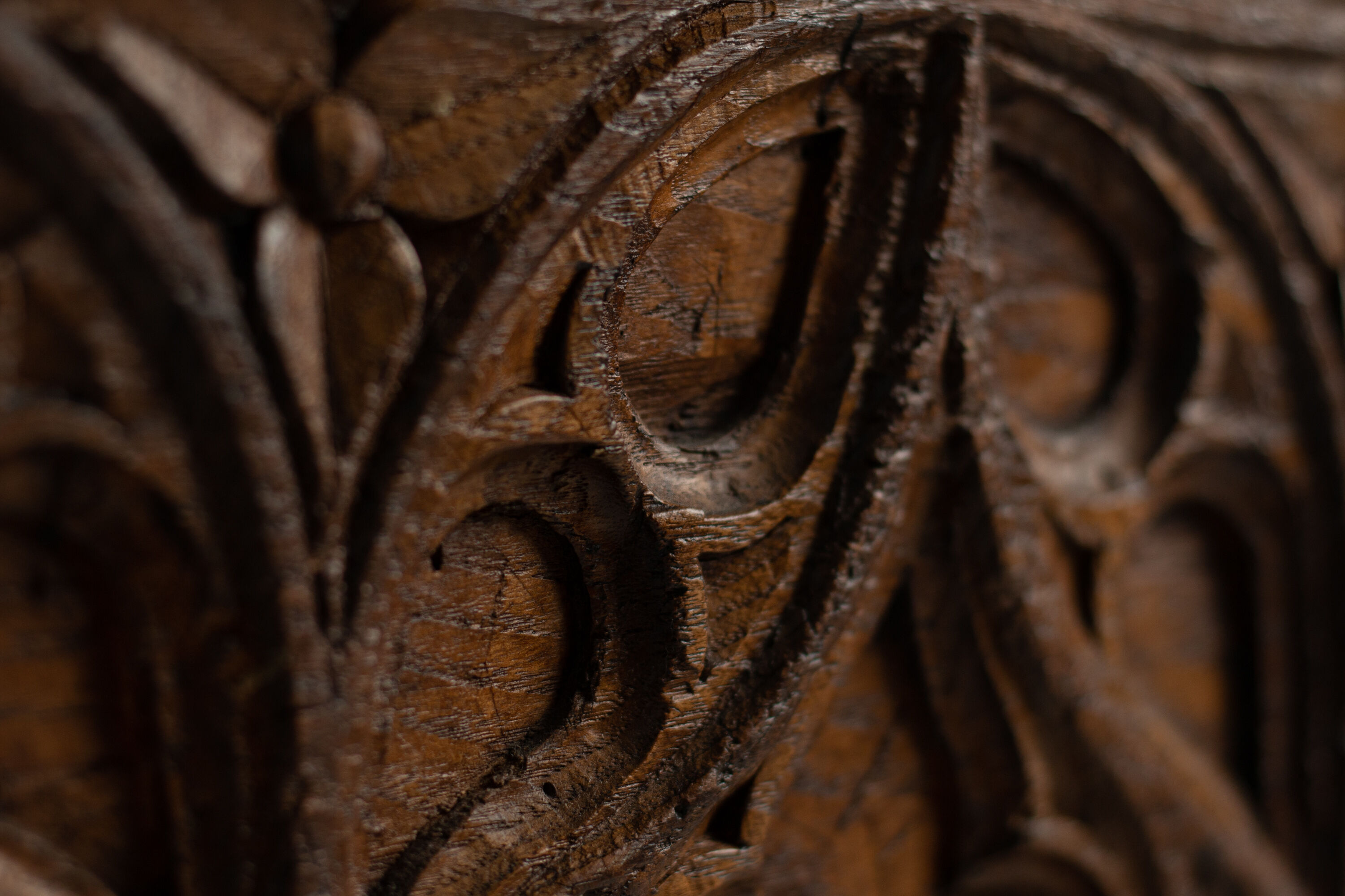 Coffre gothique chêne á façade sculpté - haute époque