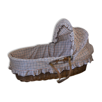 Vintage wicker couffin and its adornment
