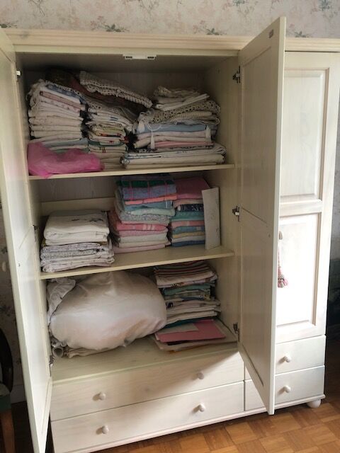 Linen wardrobe and solid pine wardrobe 180x147x42