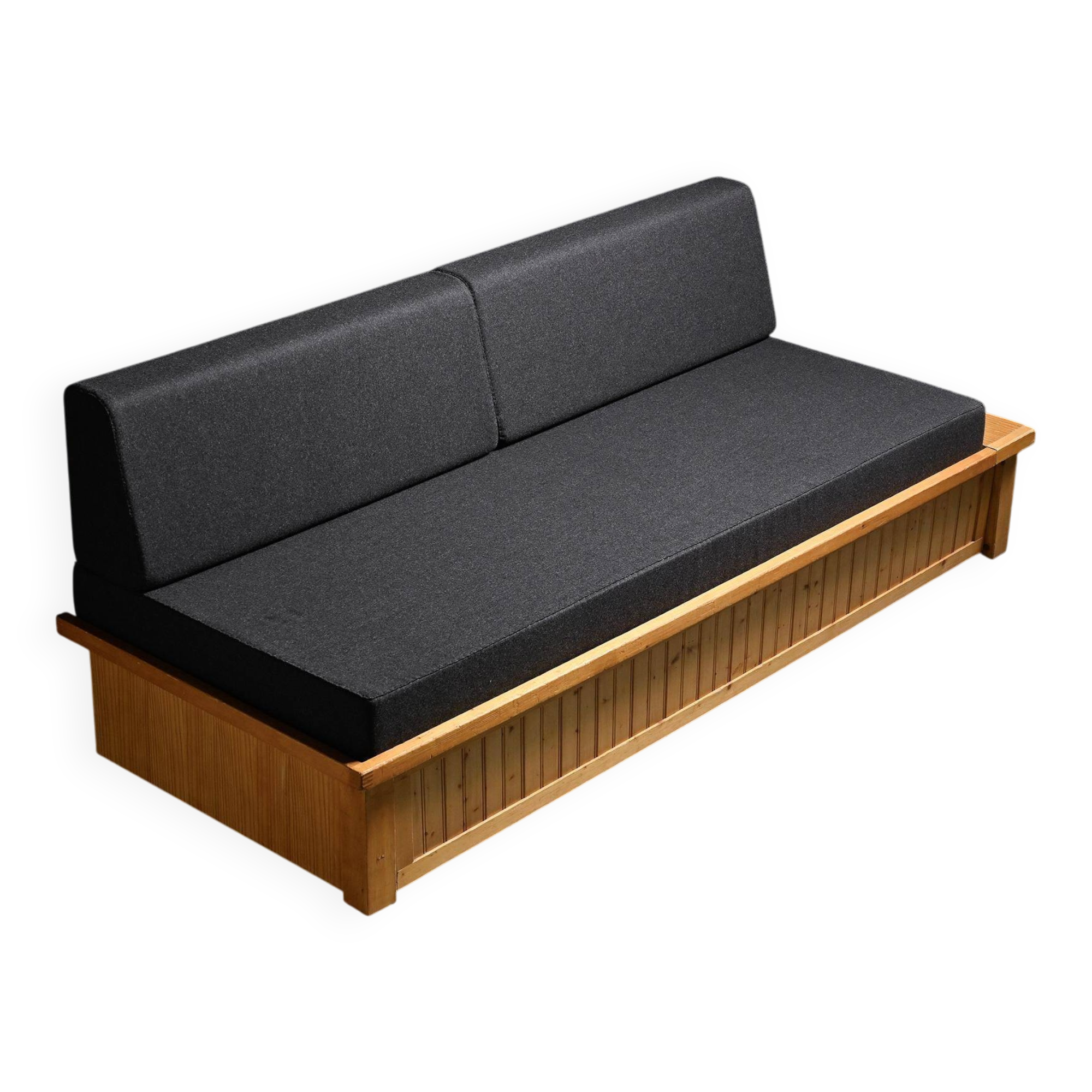 Banquette-lit dessinée par Charlotte Perriand pour Les Arcs, circa 1970.