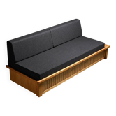 Banquette-lit dessinée par Charlotte Perriand pour Les Arcs, circa 1970.