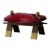 Tabouret marocain en forme de selle de chameau, bois teinté, laiton et cuir, Afrique du Nord, 1980