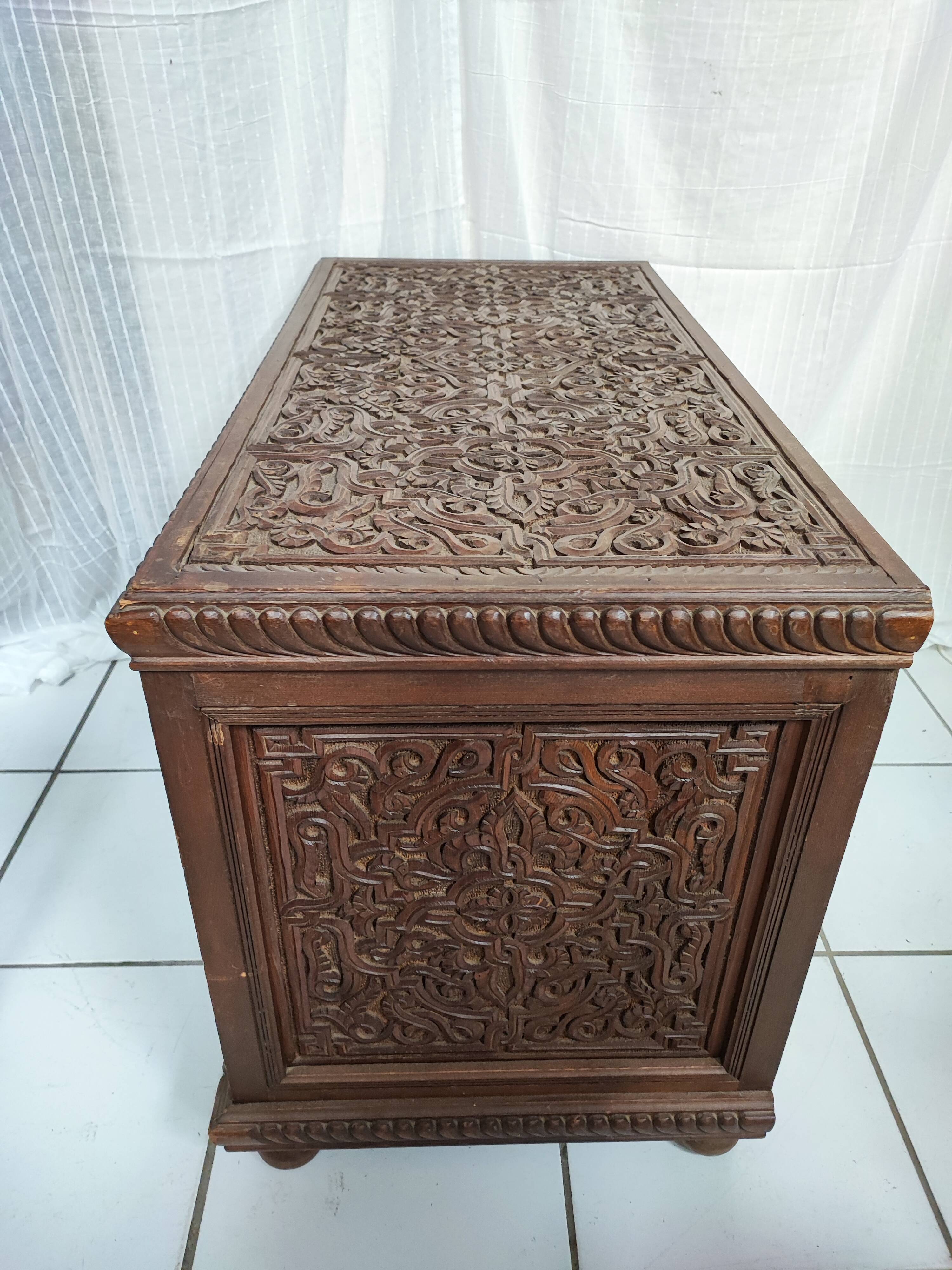 Ancien coffre en bois sculpté oriental