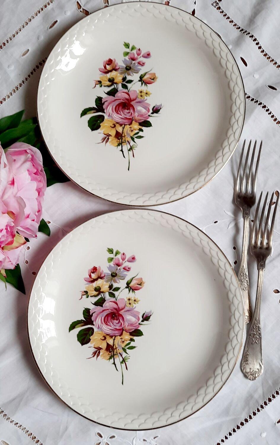 Flat plates mismatched in golden edges