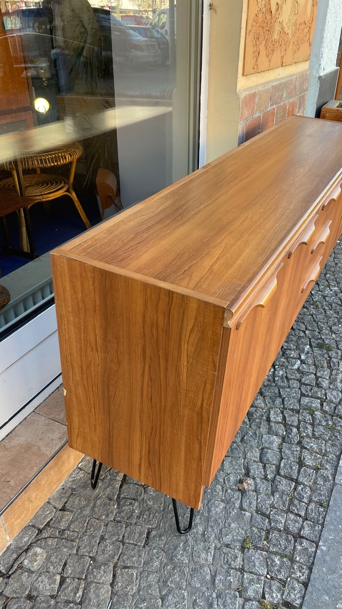 80s row with compass feet