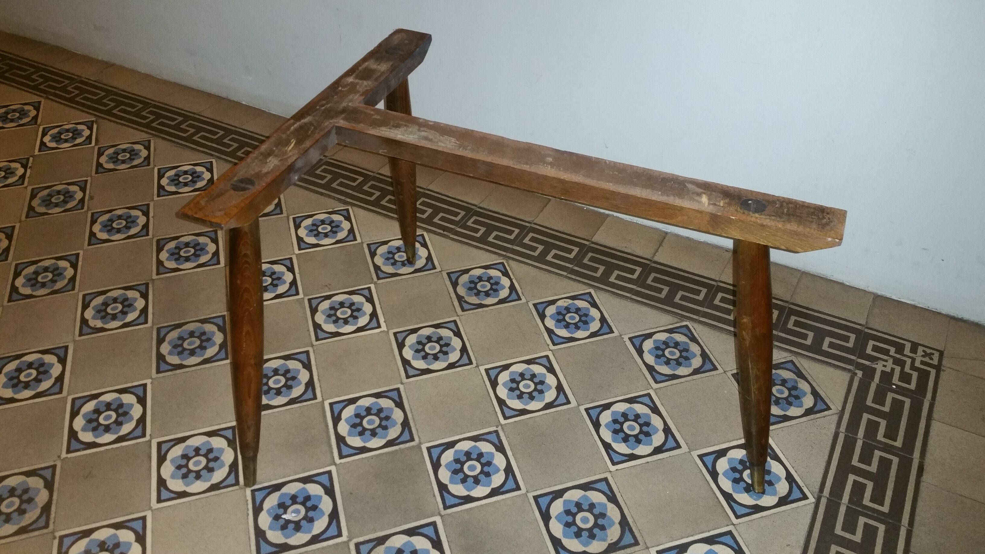 Table low tripod 50/60s black Skai kidney shape