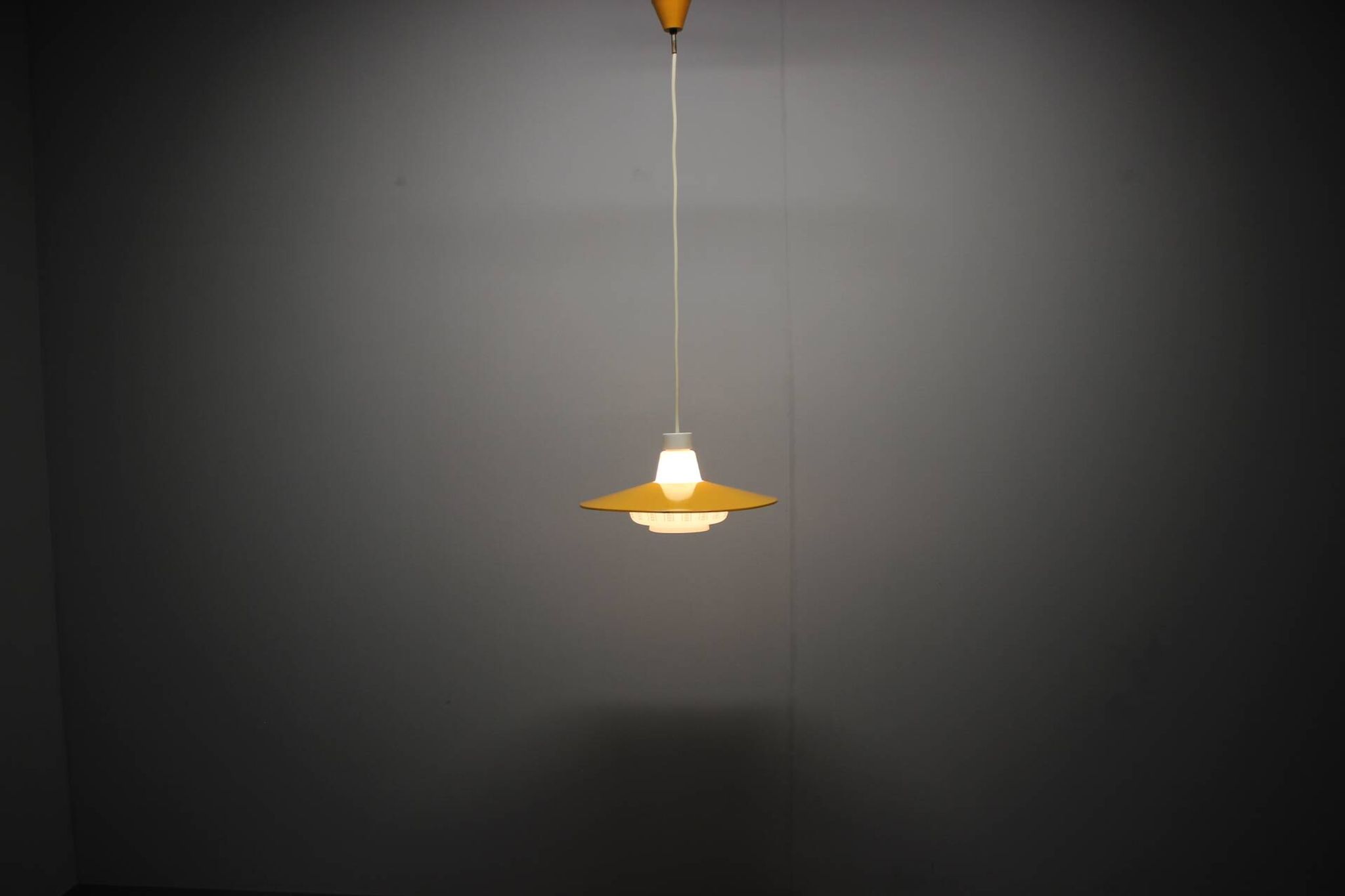Suspension Mid-Century par Napako, années 1960, Tchécoslovaquie