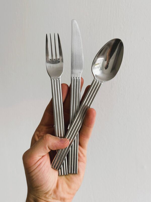 Set de 18 couverts IKEA made in Korea