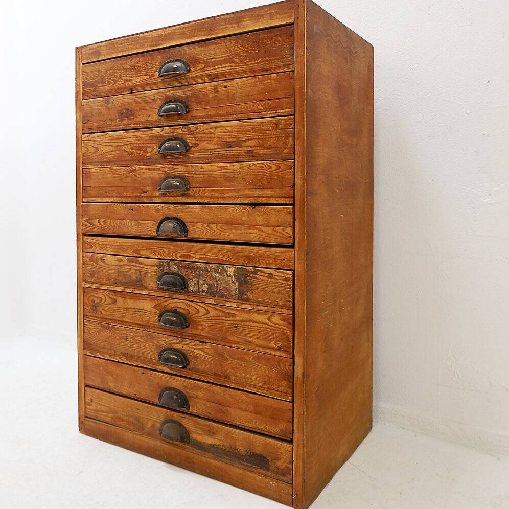 Industrial workshop furniture in pine with 10 drawers, circa 1940.