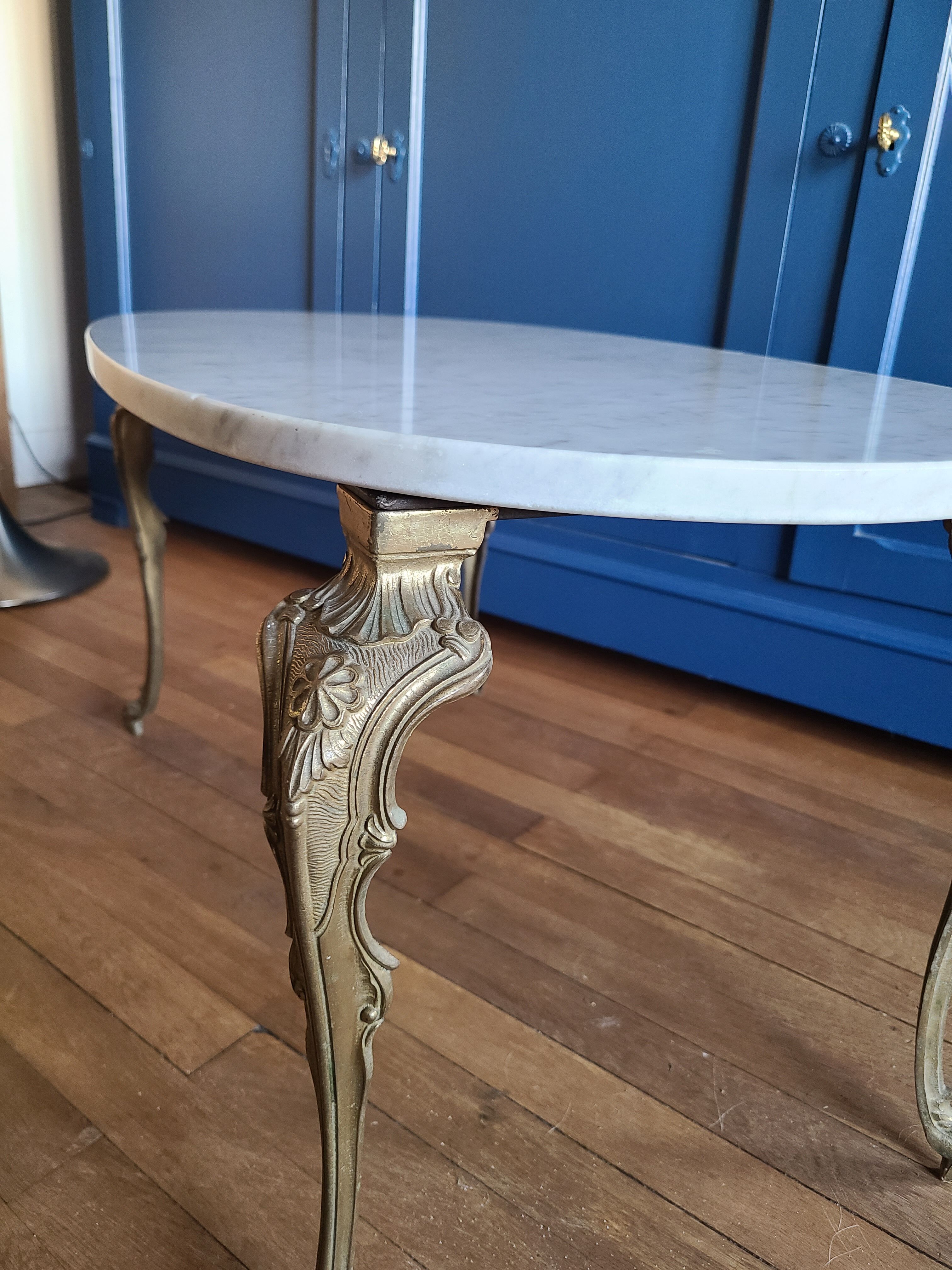 Coffee table in white Carrara marble