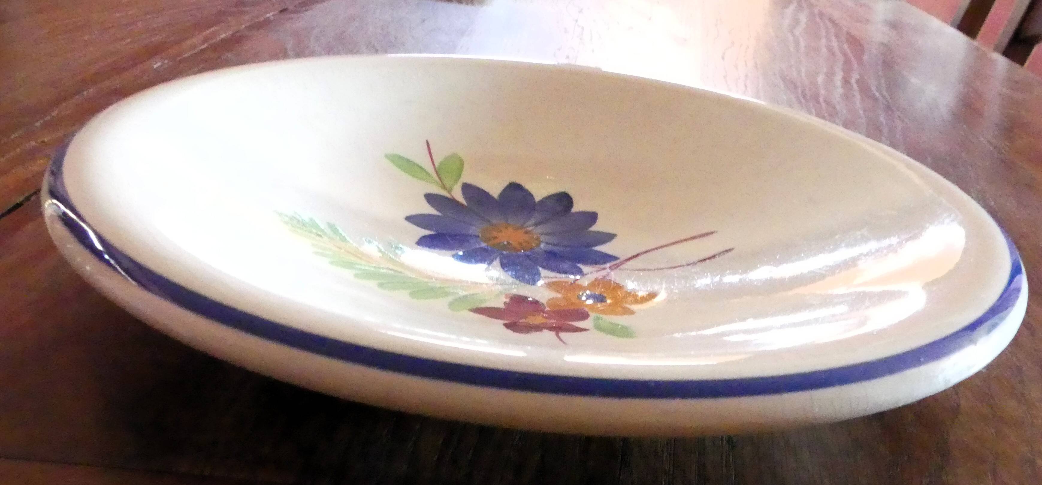 Set of 2 round serving dishes: Gien (Anthéor model) and Duralex.