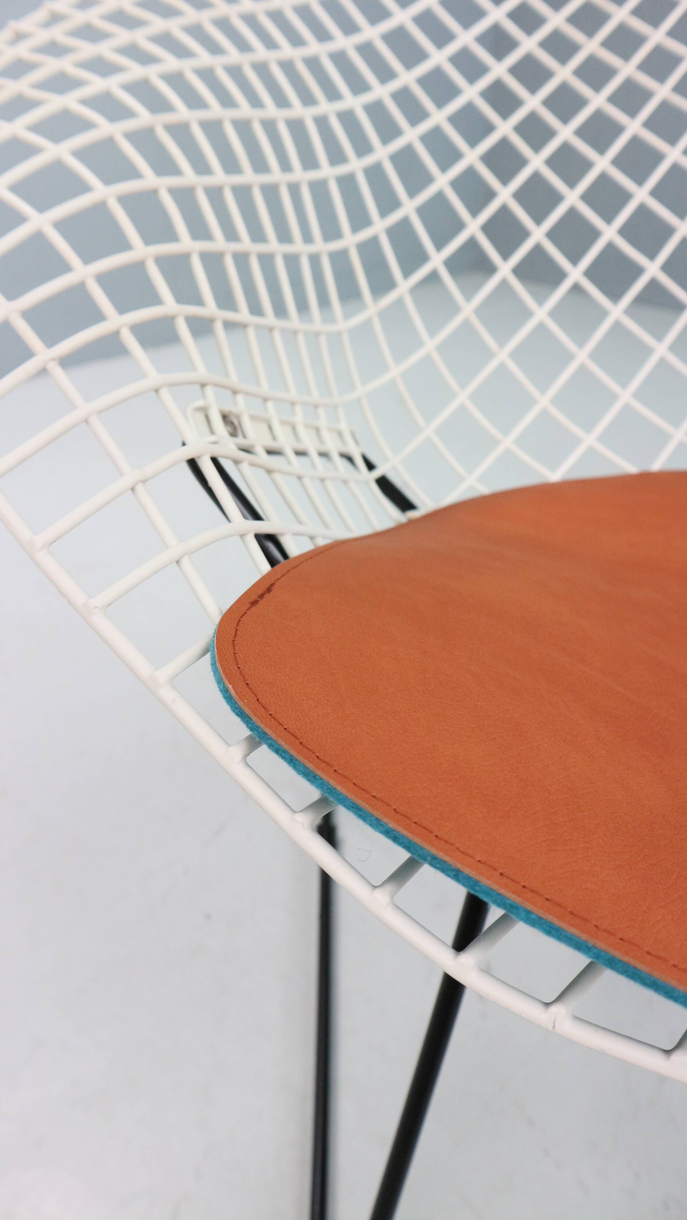 Diamond chair by Harry Bertoia in white & black metal and new leather seati