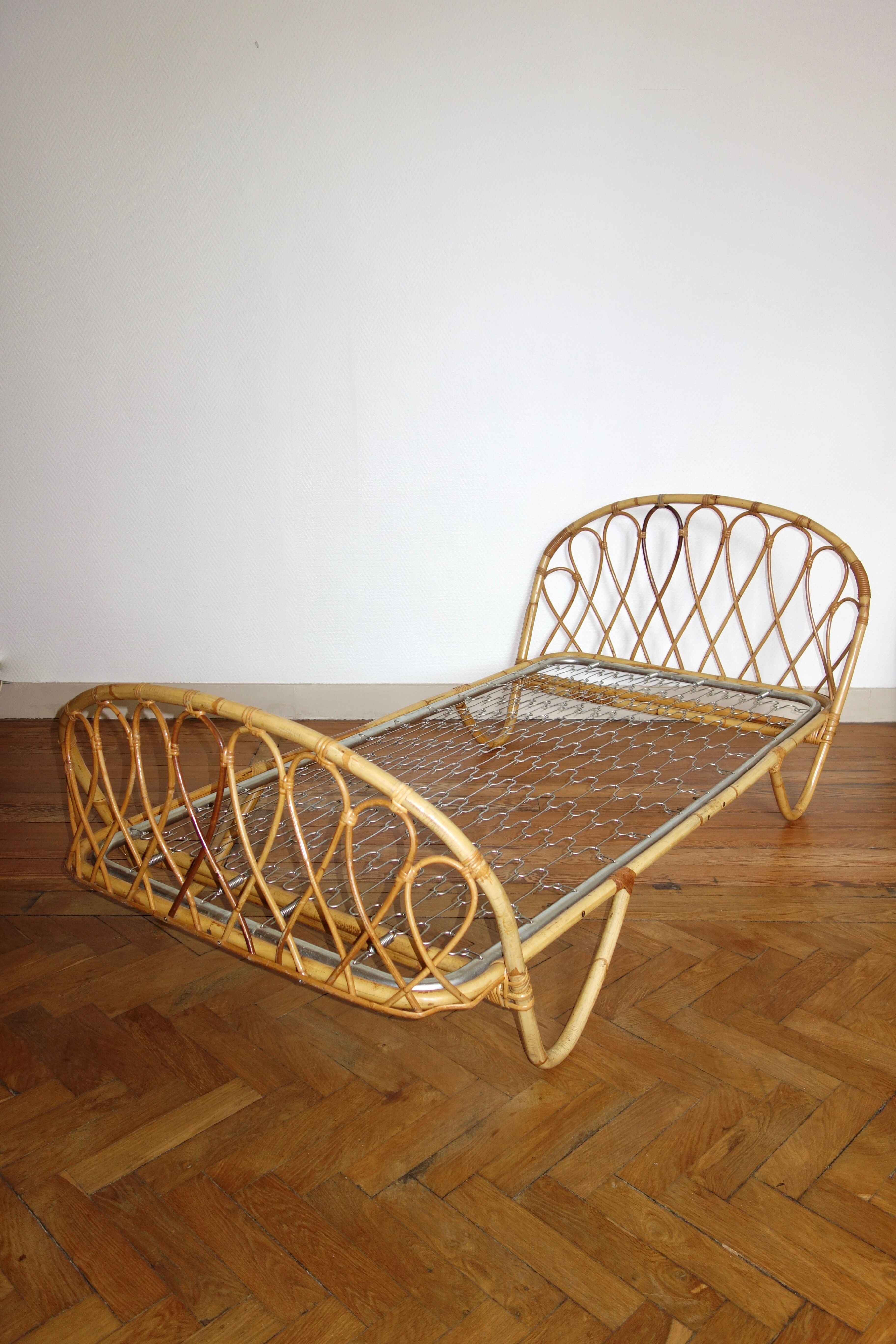 Trash 60s rattan bed