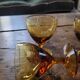 5 verres à pied ambré, années 60