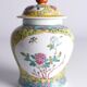 Jar en porcelaine Famille Rose chinoise avec couvercle, décoration florale sur fond jaune