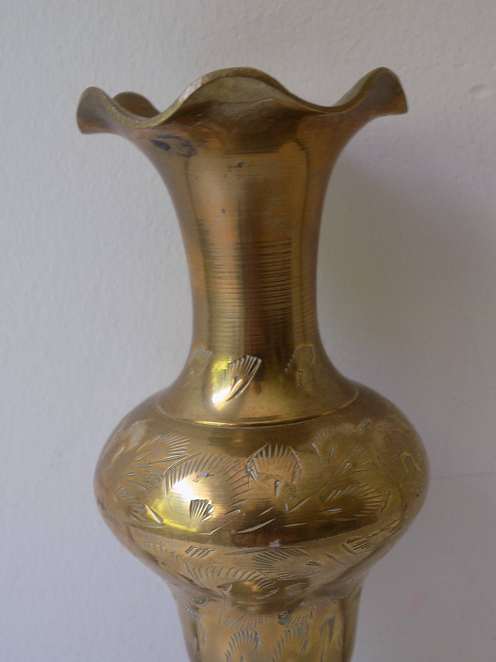 Gilded brass vase with engraved patterns (17 cm)