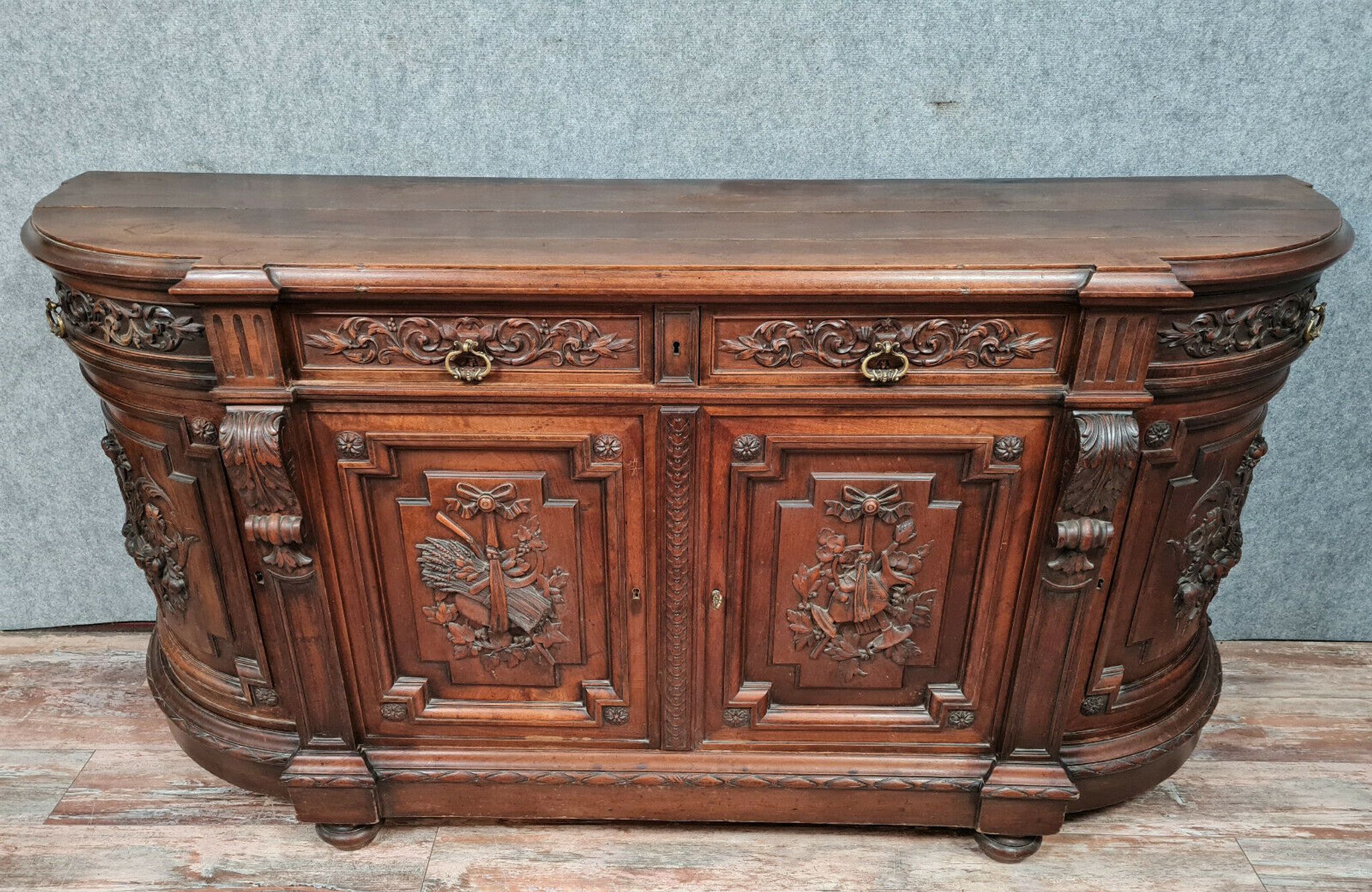 Half-moon style half-moon style sideboard Renaissance in solid walnut around 1850