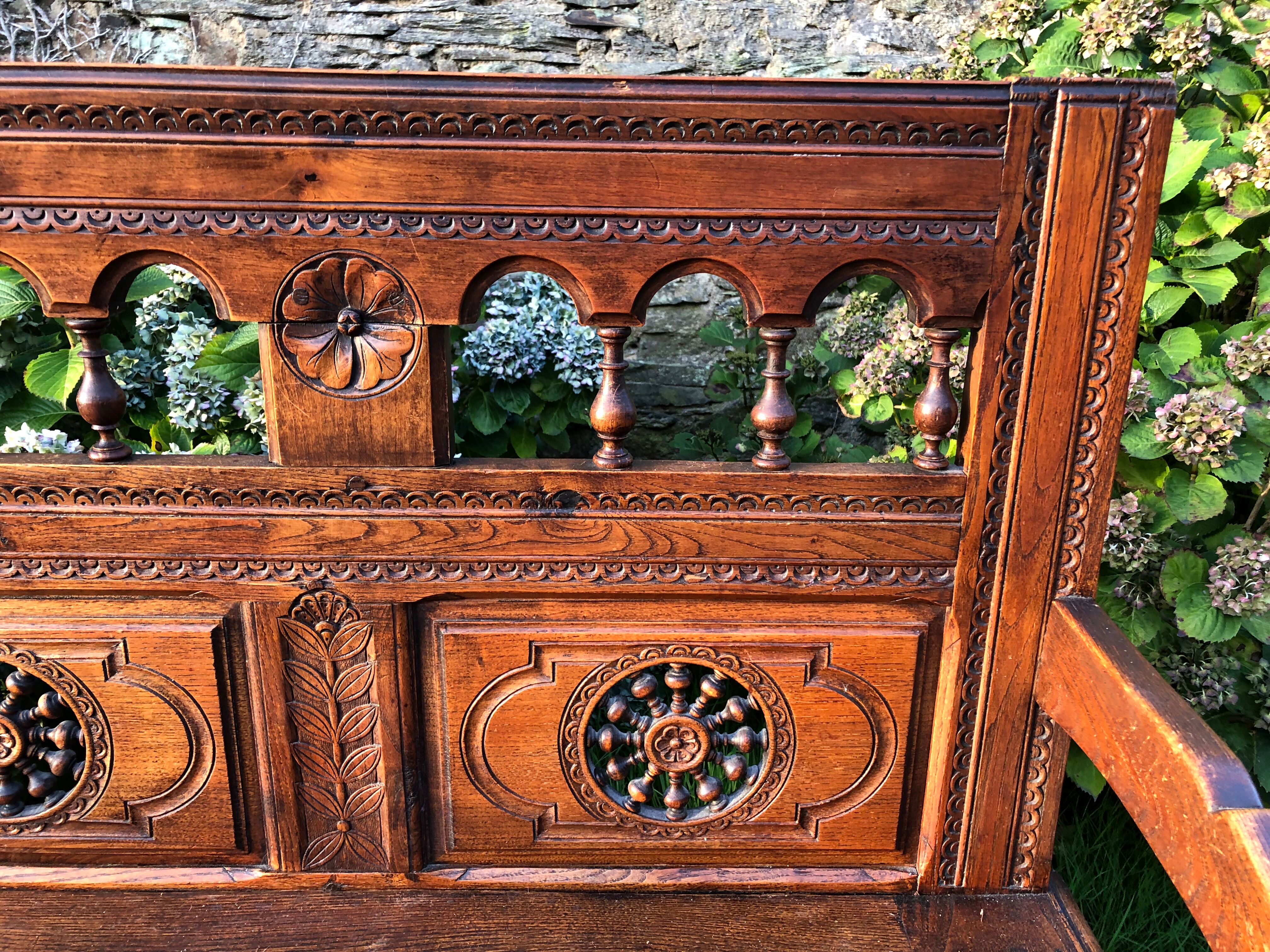 Breton chest bench carved from the early 20th century in solid oak.
