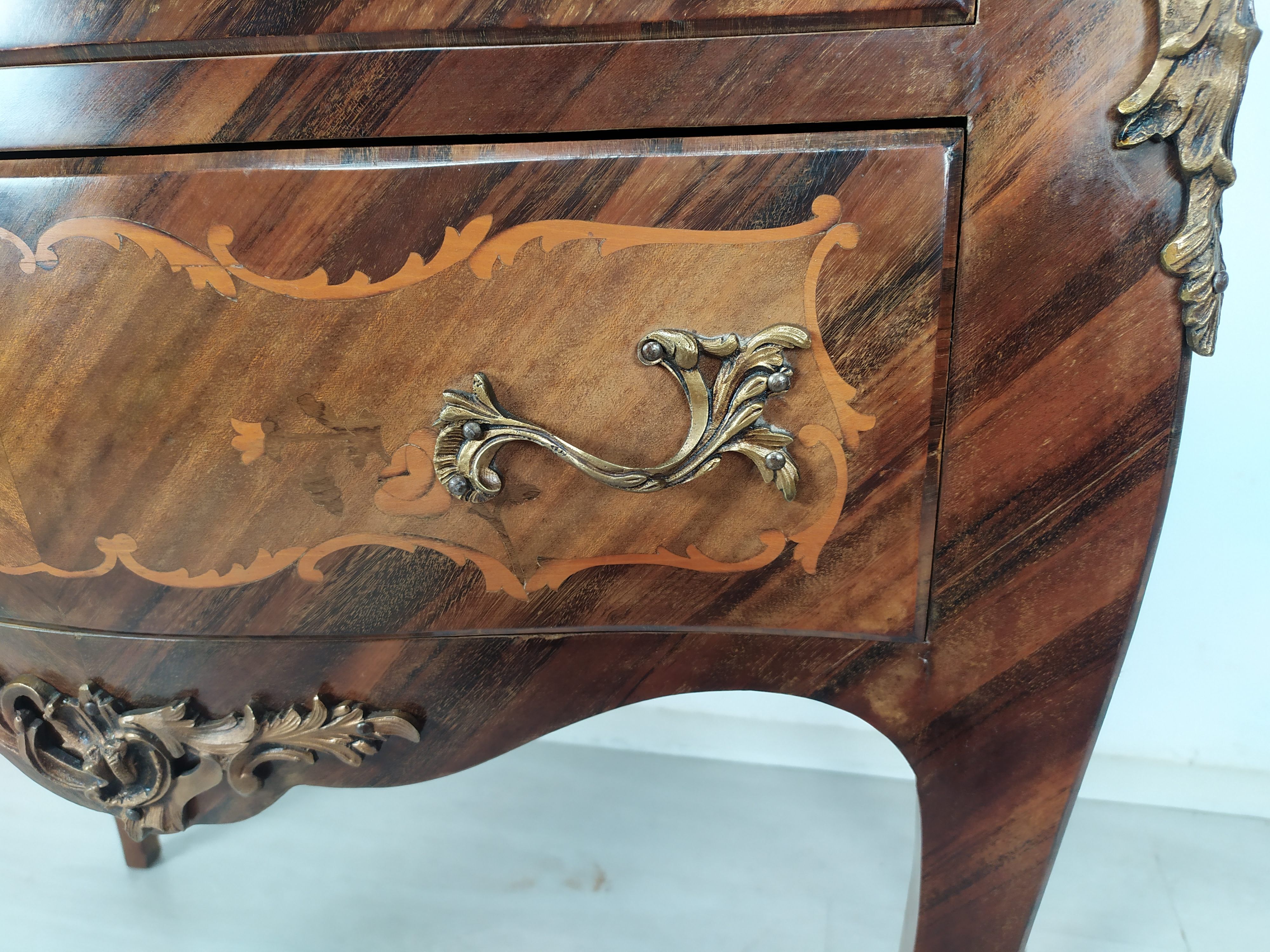 Louis XV curved jumping chest of drawers