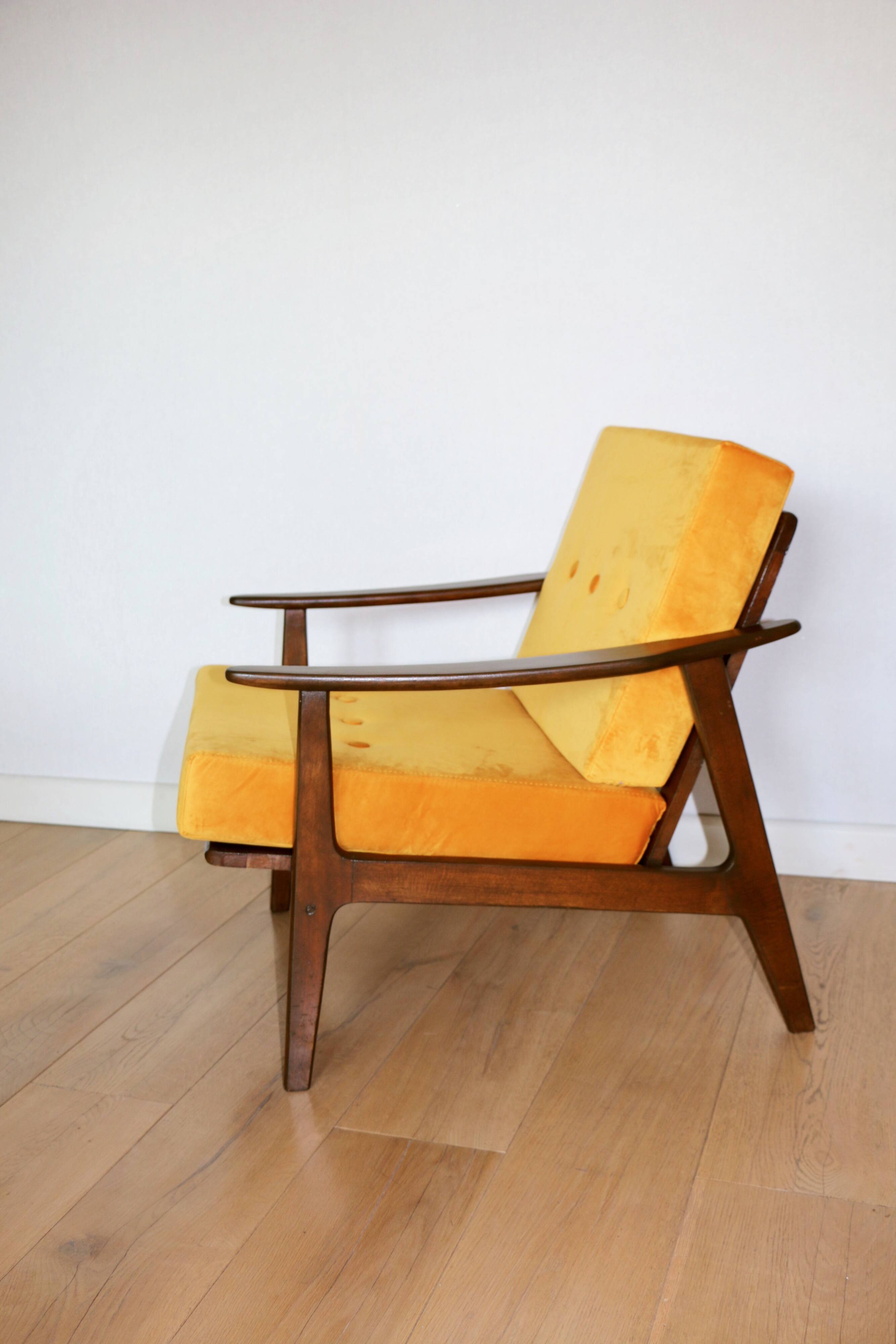 Fauteuil yougoslave restauré du milieu du siècle en jaune doré