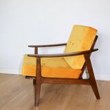 Fauteuil yougoslave restauré du milieu du siècle en jaune doré