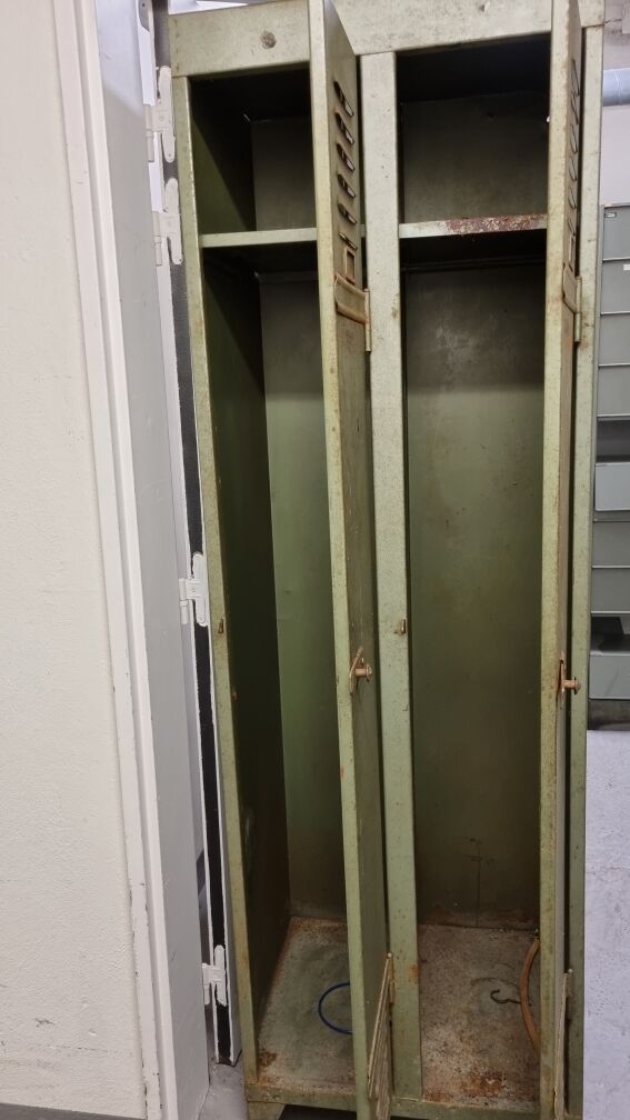 Former industrial double cloakroom