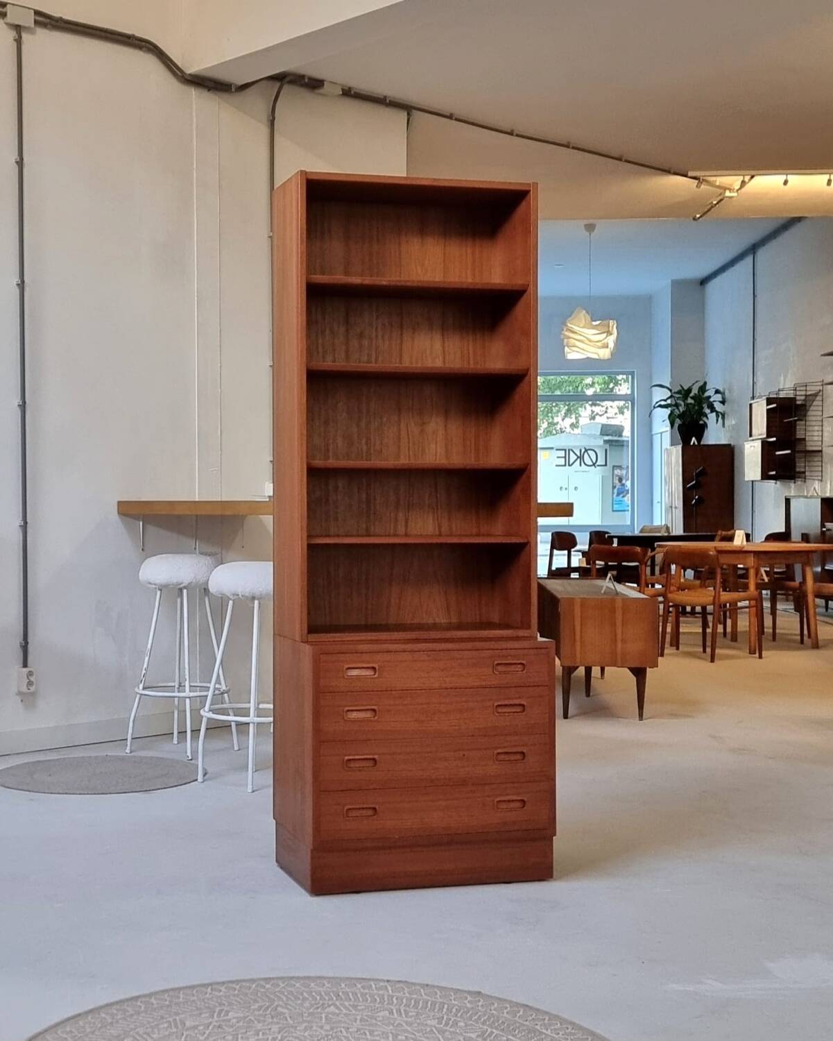 Bibliothèque haute du milieu du siècle