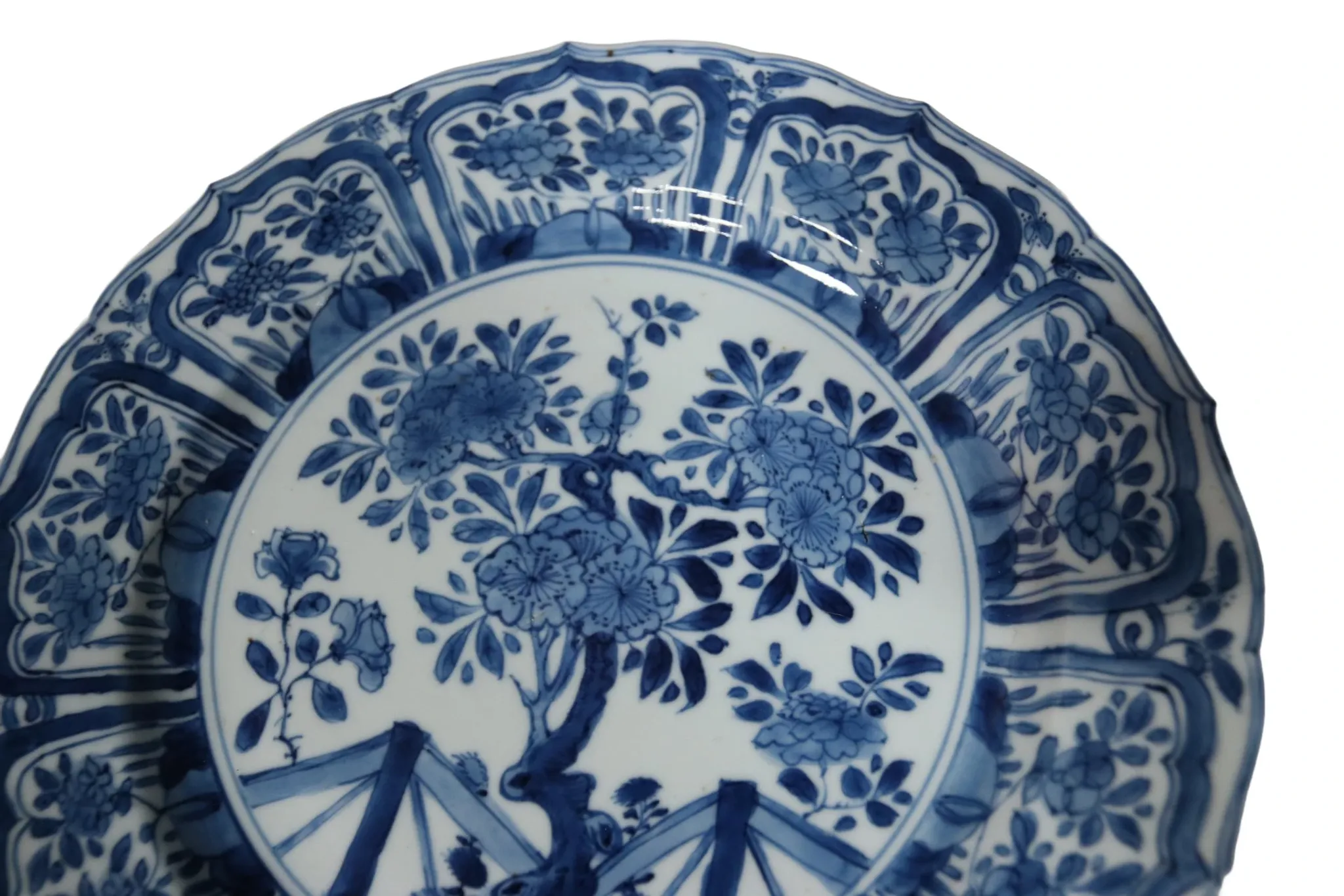 Chinese lobed dish with peony tree and fence – Kangxi, c.1700–1720