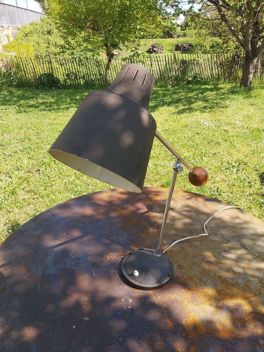 Articulated desk lamp
