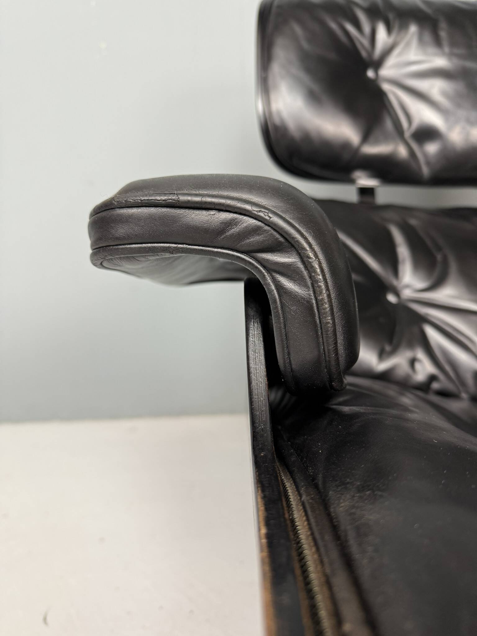 Chaise longue Eames entièrement noire par Herman Miller, années 1970.