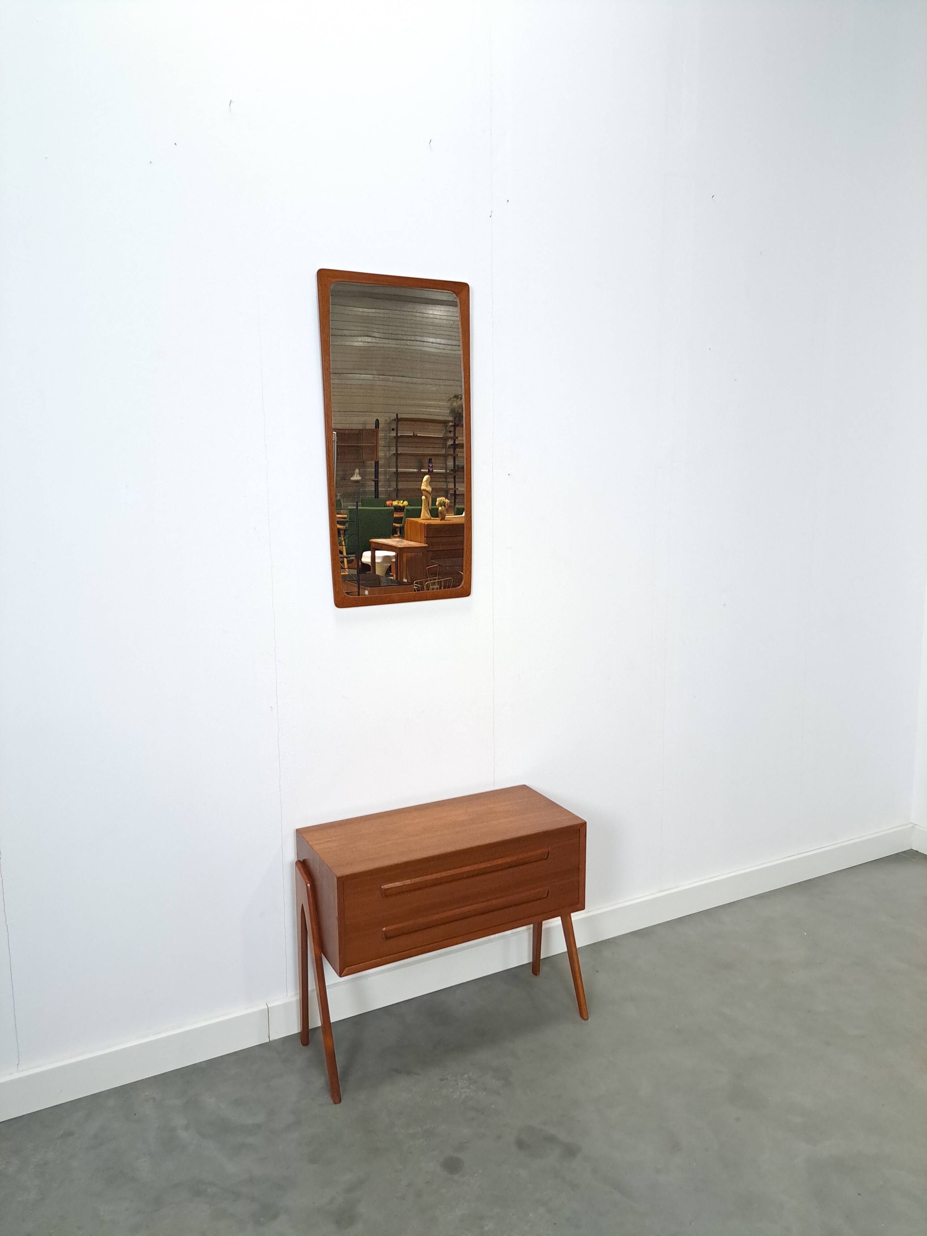 Ensemble en teck danois avec commode AP Mobler et miroir vintage.