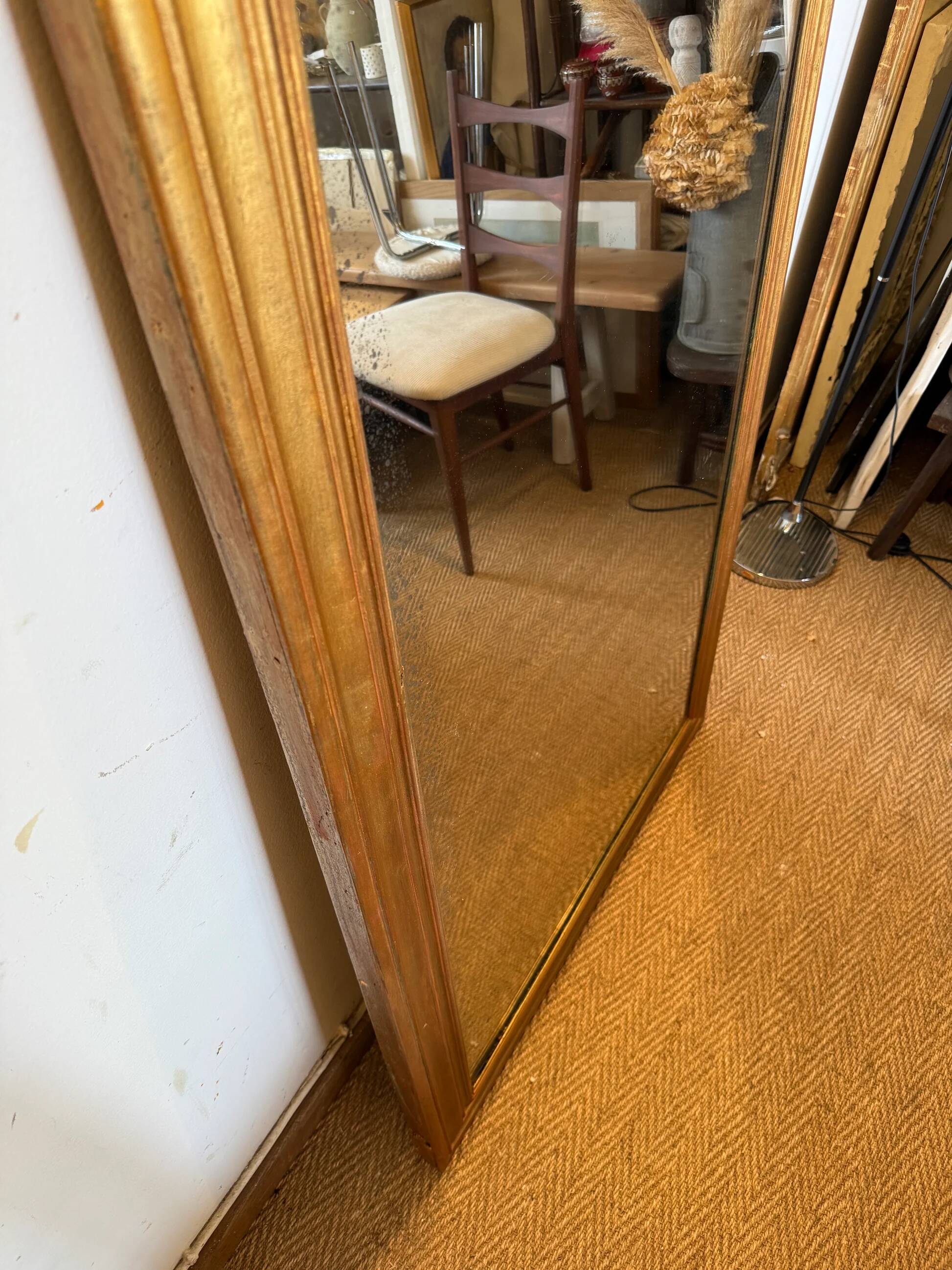Grand miroir ancien en bois patiné doré