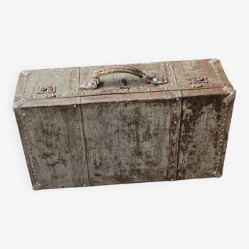 Ancienne valise en métal riveté